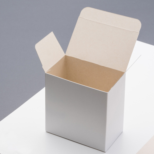 パッケージ用として最も代表的な紙です。表面は白色で光沢があり印刷適正が高く、裏面は鼠色で光沢は有りません。ギフト箱や個箱、台紙等幅広い用途で使用されています。