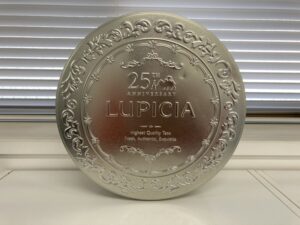 ルピシアの象徴「シルバーの小さな丸い缶」が大きくなった！ブランドの持つ世界観はそのままに、25周年記念の特別感をアピール