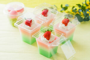 高さのあるクリアなカップ容器に入った和菓子