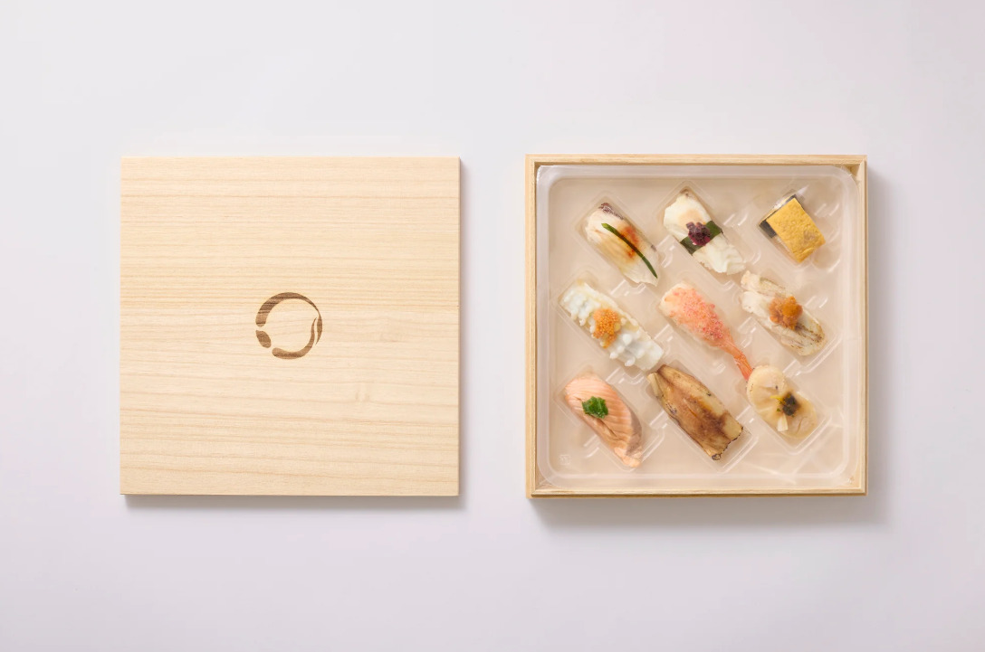 加熱寿司のパッケージとトレイ