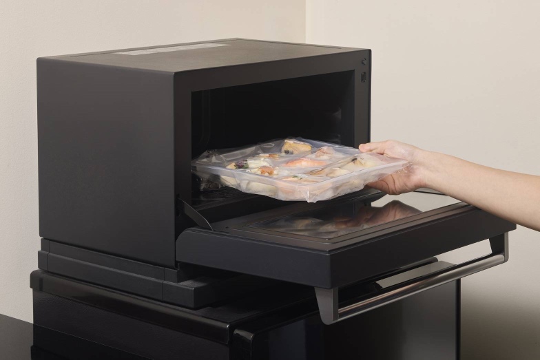 電子レンジで加熱寿司を温める様子