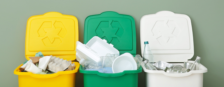 食品容器をリサイクルしているイメージ