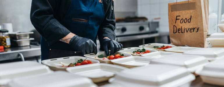 テイクアウト料理を食品容器に入れているイメージ