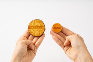 クッキーとチャームを手で持っている様子