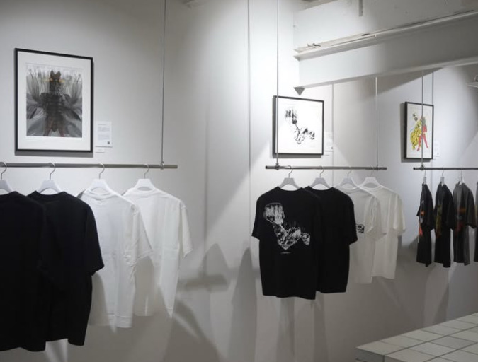 店内でＴシャツが並んでいる様子